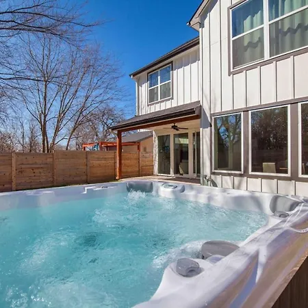 Downtown Bliss Modern 4-Bedroom Retreat W Hot Tub